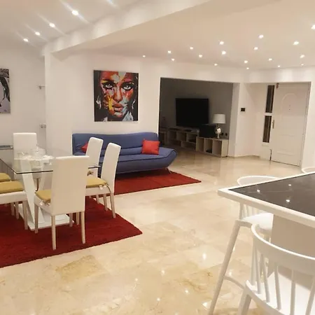 De Luxe Villa *