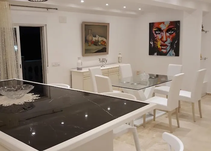 De Luxe Villa *